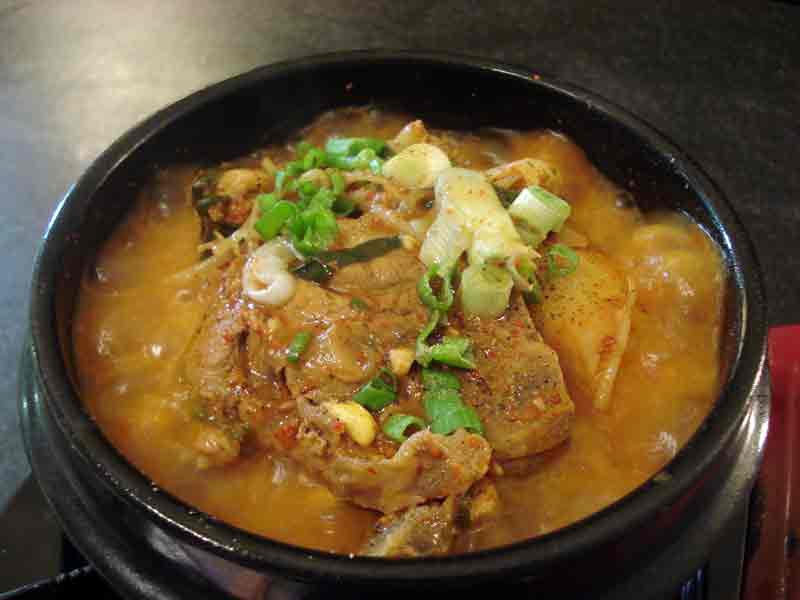 На фото Корейский картофельный суп Камдятан