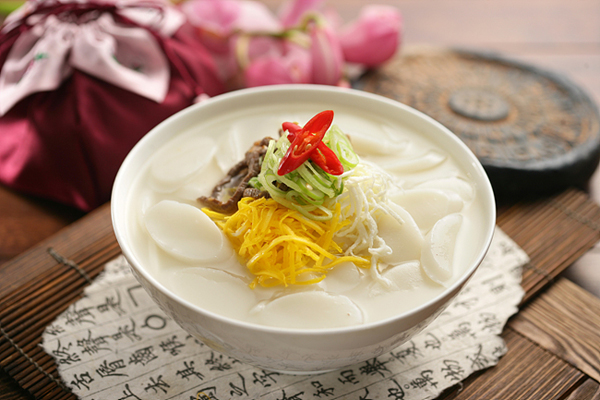 Ттоккук - это суп из говяжьего бульона с рисовыми слайсами.