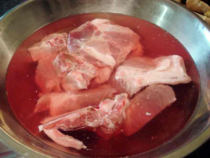 Для Камдятан лучше замочить мясо с костями в воде на 2 часа.