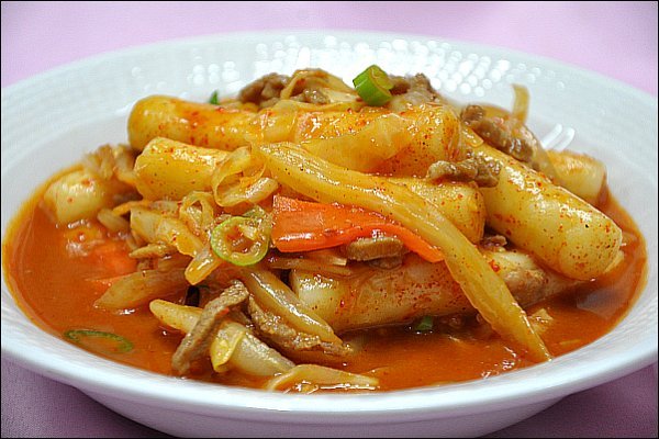 Токпоки - корейское блюдо из рисовых колбасок