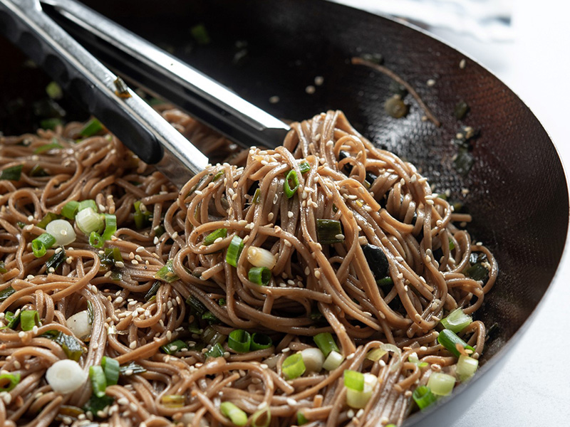 Популярный рецепт теплая гречневая лапша соба с кунжутом в соусе (чхамккэ мемиль куксу)