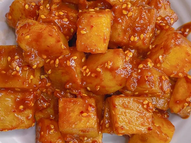 Популярный рецепт жареный картофель в остро-сладком соусе по-корейски (мэкхом далькомаль гамджа джорим) 