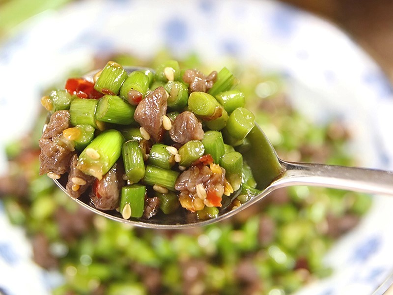 Популярный рецепт жареная говядина с чесночными стрелками (маныльччон согоги поккым)