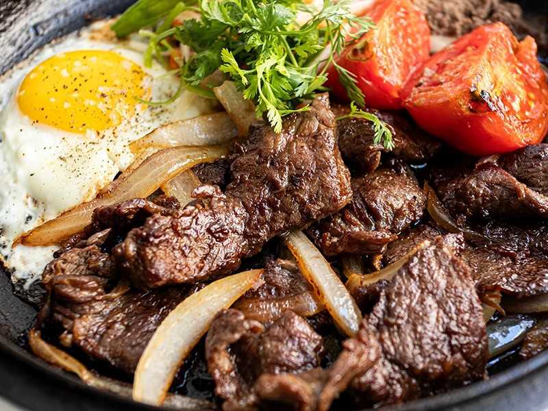 Популярный рецепт вьетнамский шипящий стейк с яйцом  (bò né)