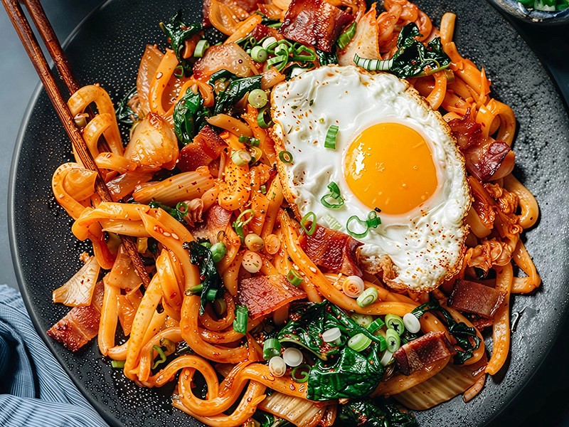 Популярный рецепт лапша удон с беконом и кимчи (пеикон кимчи поккым удон)