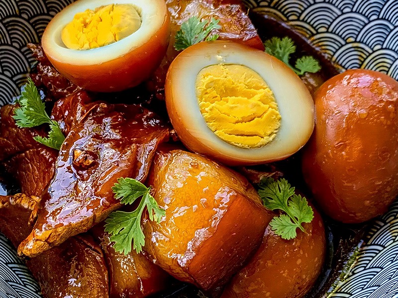 Собрание рецептов тушеная карамелизованная свиная грудинка с вареными яйцами по-лаосски (том кхем) из коллекции KorShop.ru