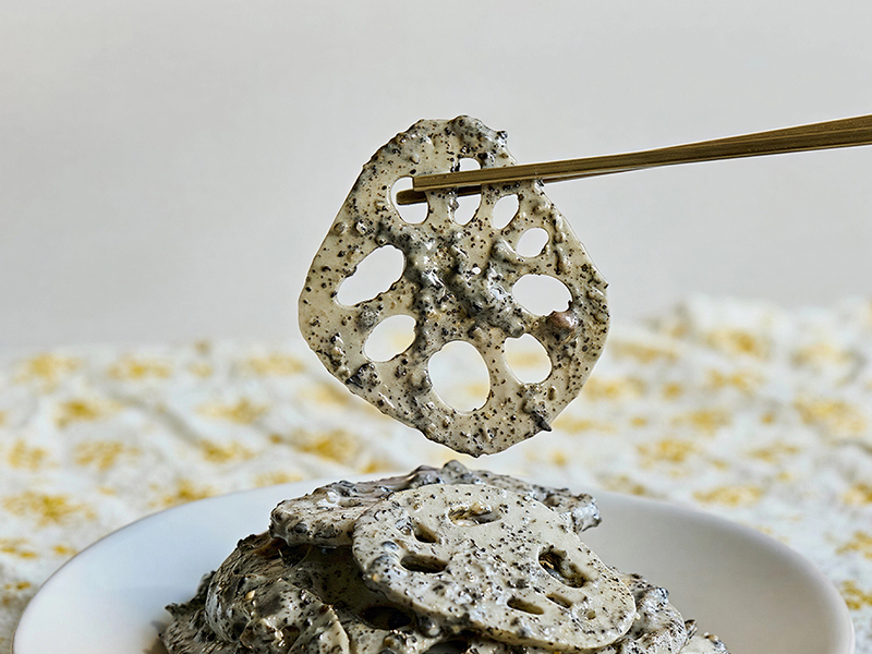 Популярный рецепт салат из корня лотоса и черного кунжута (енгын хыгимджа мучим)