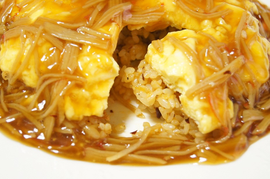 Рецепт жареный рис с омлетом, крабовыми палочками и соусом анкакэ. Ингредиенты ищите в KorSHop.ru Рецепт жареный рис с омлетом, крабовыми палочками и соусом анкакэ советует KorSHop.ru