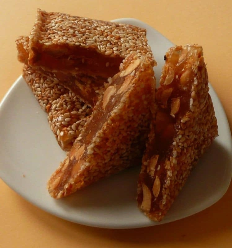 Нуга Дак Сан Хюэ с кунжутом и жареным арахисом Dac San Hue 500г Нуга Дак Сан Хюэ с кунжутом и жареным арахисом Dac San Hue 500г