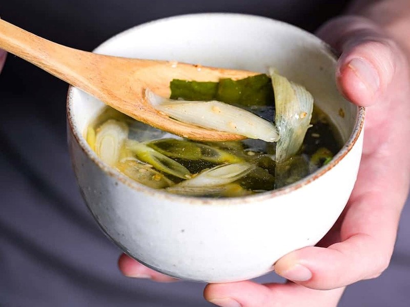 Суп с водорослями вакаме в стиле якинику