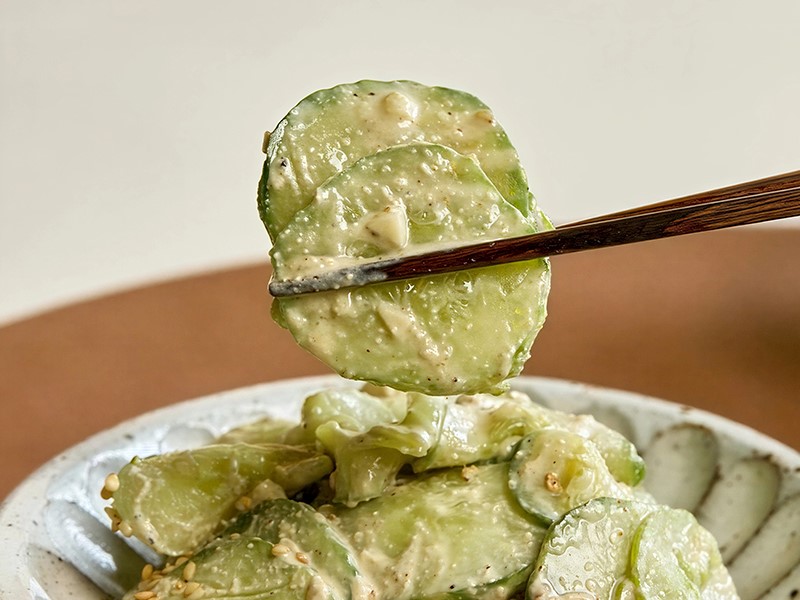 Популярный рецепт салат из огурцов с кунжутом (ои чамкэ мучим)