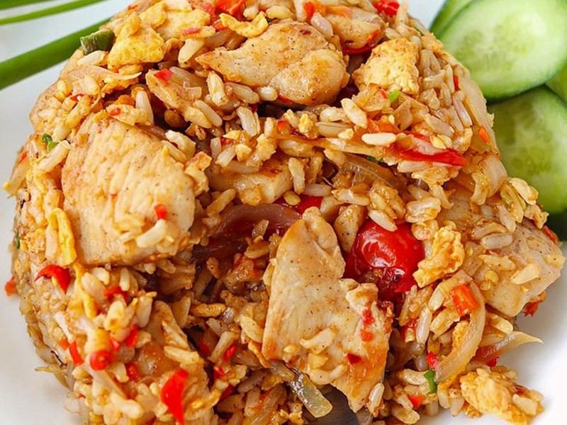Популярный рецепт тайский жареный рис с курицей (кхао пад гай)