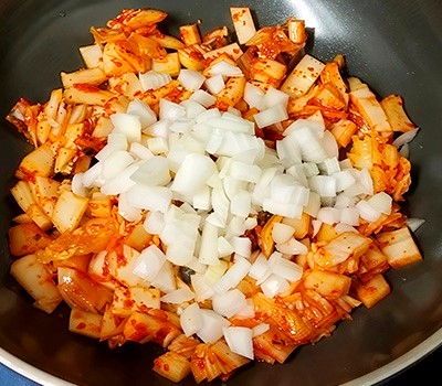 tosty-po-koreyski-s-kimchi-i-vetchinoy-kimchi-tosytkhy07.jpg