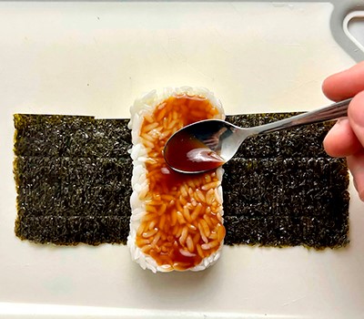 risovyy-burger-s-kurinoy-kotletoy-katsu-tikin-katsu-o-musubi11.jpg