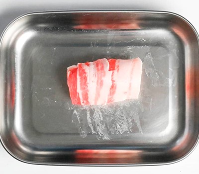 zharenye-risovye-shariki-onigiri-zavernutye-v-bekon-nikumaki-onigiri06.jpg