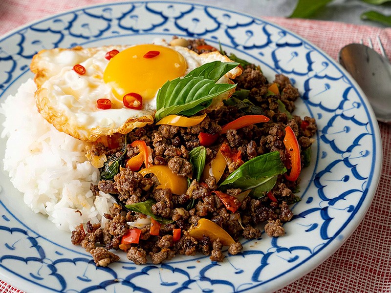 Жареная говядина с базиликом по-тайски (Пад Кра Пао) 