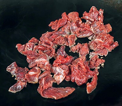govyadina-s-gribami-i-pobegami-bambuka-shuan-dun-nyuzhou03.jpg