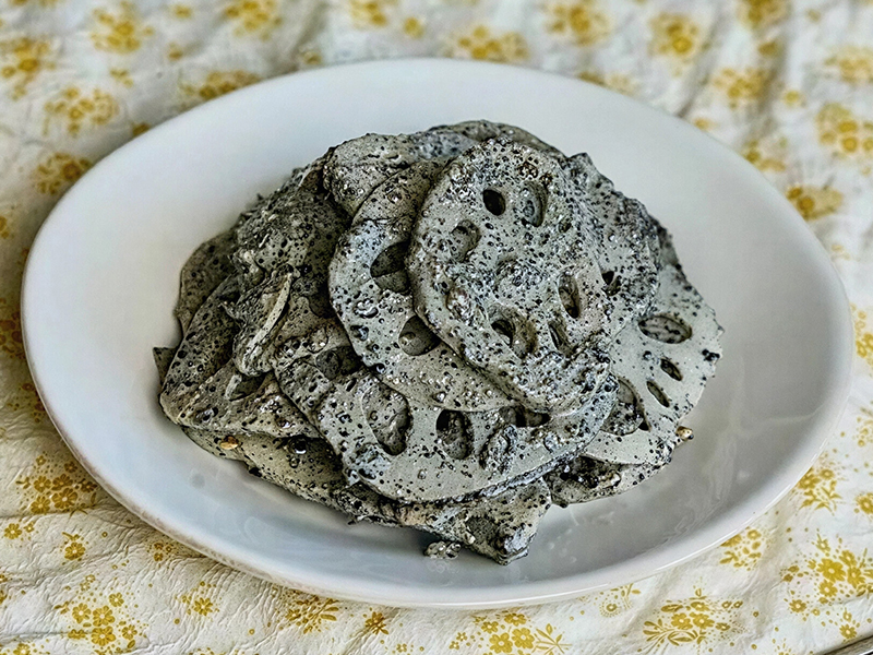 Салат из корня лотоса и черного кунжута 