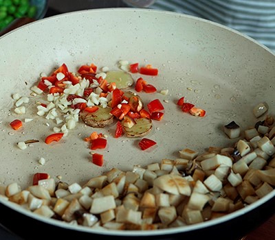 zharenye-boby-edamame-s-gribami-maodou-chao-sinbaogu06.jpg