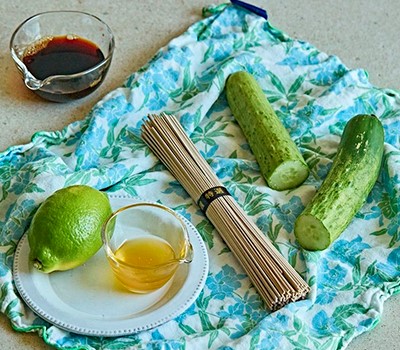 grechnevaya-lapsha-soba-s-ogurtsom-i-kunzhutnym-maslom-oi-chamgirym-kuksu02.jpg