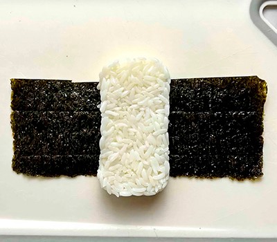 risovyy-burger-s-kurinoy-kotletoy-katsu-tikin-katsu-o-musubi10.jpg