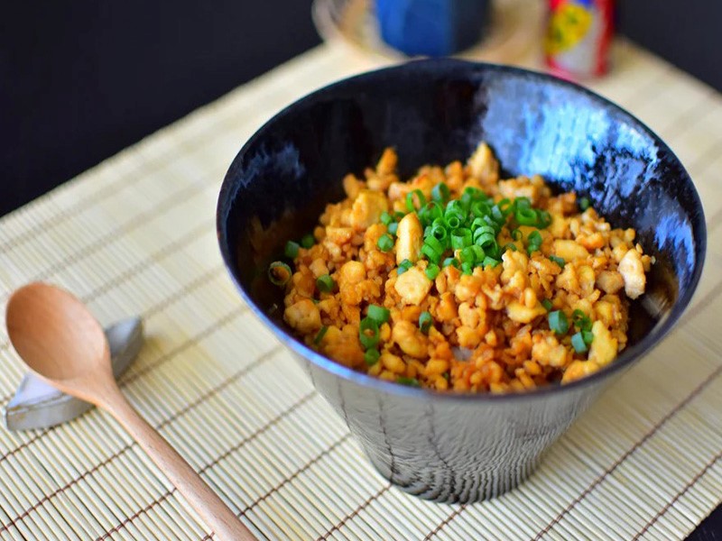 Вегетарианский донбури с фаршем из тофу