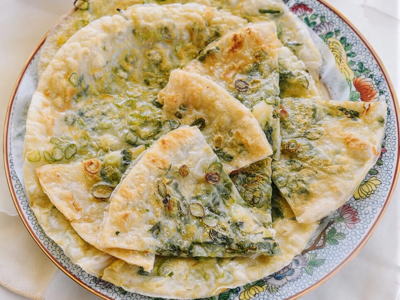 Рисовые блинчики с зеленым луком