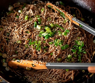 teplaya-grechnevaya-lapsha-soba-s-kunzhutom-v-sous-chkhamkke-memil-soba09.jpg