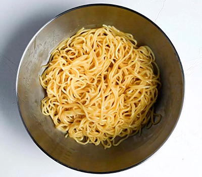 zharenaya-khrustyashchaya-lapsha-kata-yakisoba04.jpg