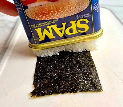 risovyy-burger-s-kurinoy-kotletoy-katsu-tikin-katsu-o-musubi09.jpg