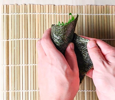 sushi-v-forme-konusa-temaki-sushi08.jpg