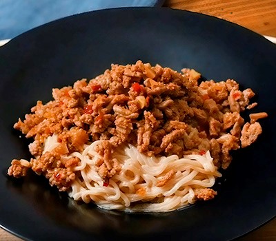 lapsha-shirataki-s-ostrym-svinym-farshem-siru-nasi-tantan-sirataki11.jpg