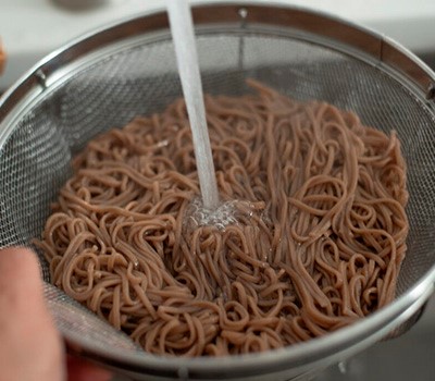 teplaya-grechnevaya-lapsha-soba-s-kunzhutom-v-sous-chkhamkke-memil-soba06.jpg