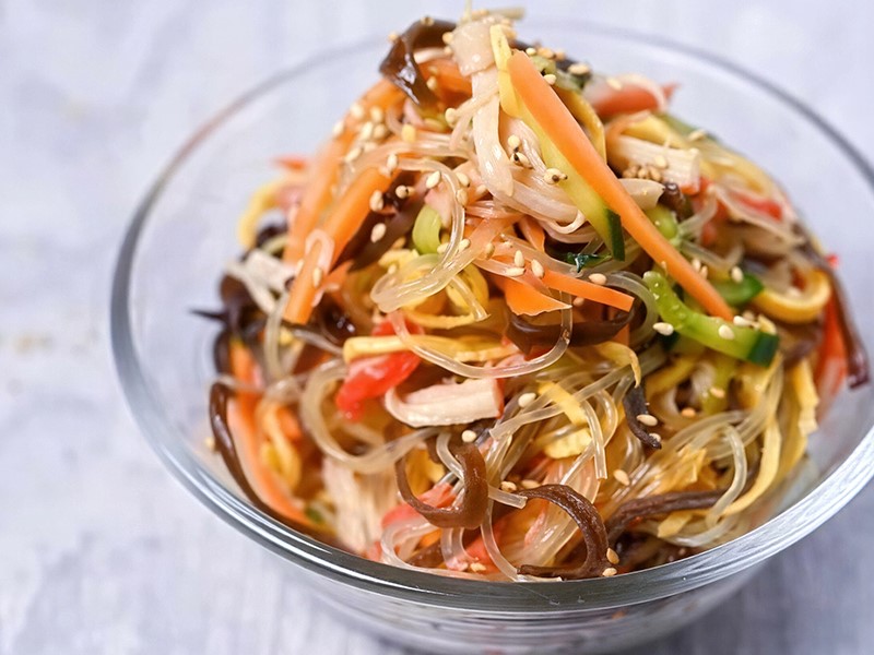 Салат из лапши харусаме и крабовых палочек 