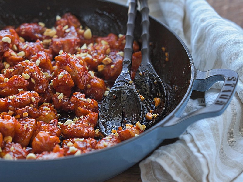 Хрустящая жареная курица в остро-сладком соусе (Дакганчжон) 