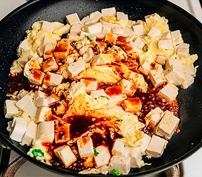 zharenyy-shelkovyy-tofu-s-yaytsom-tszidan-bao-doufu06.jpg