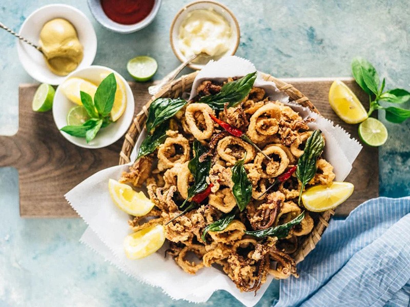 Кольца кальмара в кляре с солью и перцем (Цзяоянь ююй) 