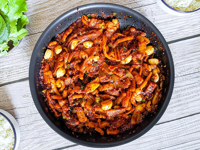 Пульгоги с кальмарами и свиной грудинкой (Осам пульгоги) 