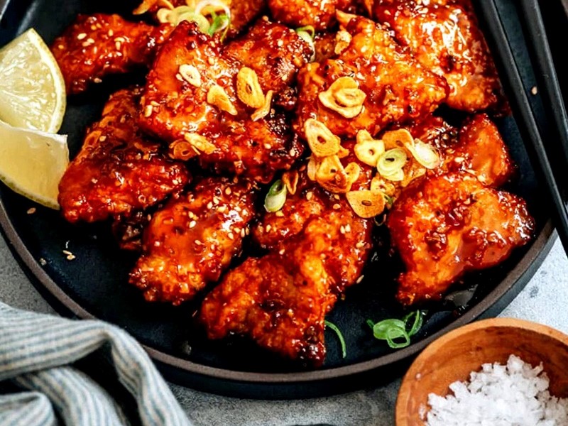 Свиные отбивные с медово-чесночным соусом 