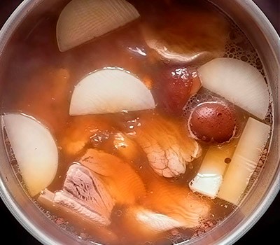 sup-iz-svinykh-rebryshek-s-pryanostyami-ba-kut-te11.jpg