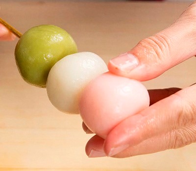 trekhtsvetnye-risovye-shariki-dango-khanami-dango11.jpg