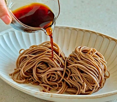 grechnevaya-lapsha-soba-s-ogurtsom-i-kunzhutnym-maslom-oi-chamgirym-kuksu09.jpg