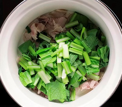 ragu-iz-svinoy-grudinki-so-shpinatom-i-tykvoy-v-souse-khorenso-to-buta-bara-no-an-kake-kabotya07.jpg
