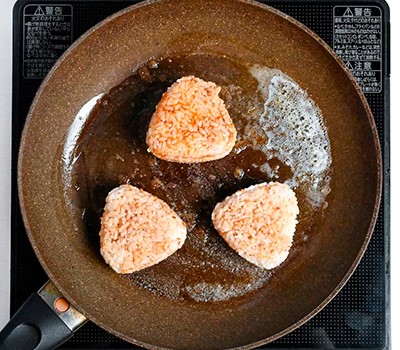 zharenye-risovye-shariki-onigiri-yaki-onigiri09.jpg