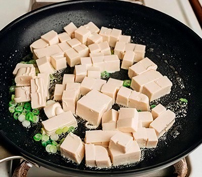 zharenyy-shelkovyy-tofu-s-yaytsom-tszidan-bao-doufu04.jpg