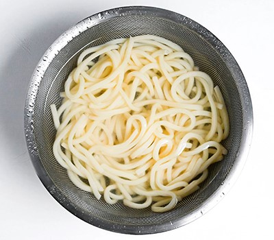 kholodnaya-lapsha-udon-s-domashnim-sousom-mentsuyu-dzaru-udon06.jpg