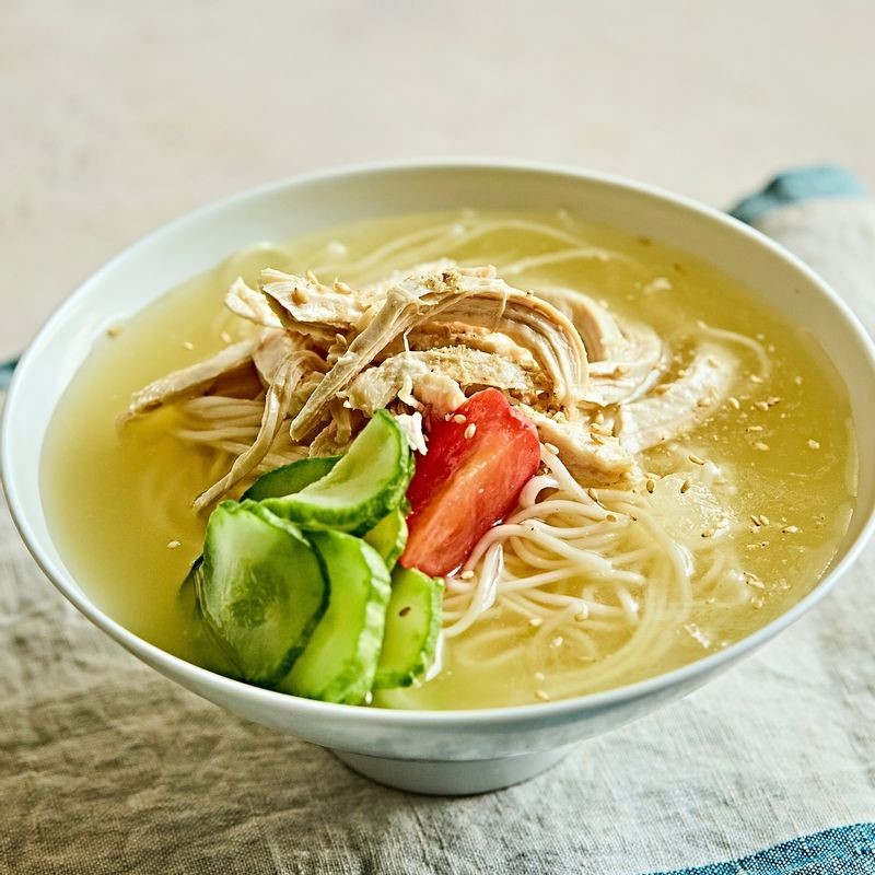 Холодный кислый суп с курицей и лапшой
