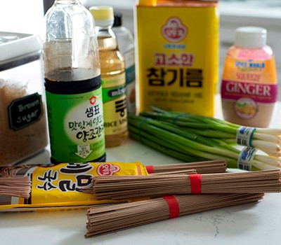 teplaya-grechnevaya-lapsha-soba-s-kunzhutom-v-sous-chkhamkke-memil-soba02.jpg