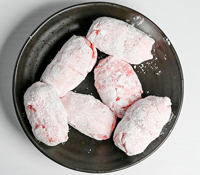 zharenye-risovye-shariki-onigiri-zavernutye-v-bekon-nikumaki-onigiri07.jpg