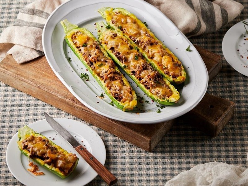 Запеченные кабачки цукини с мясной начинкой 